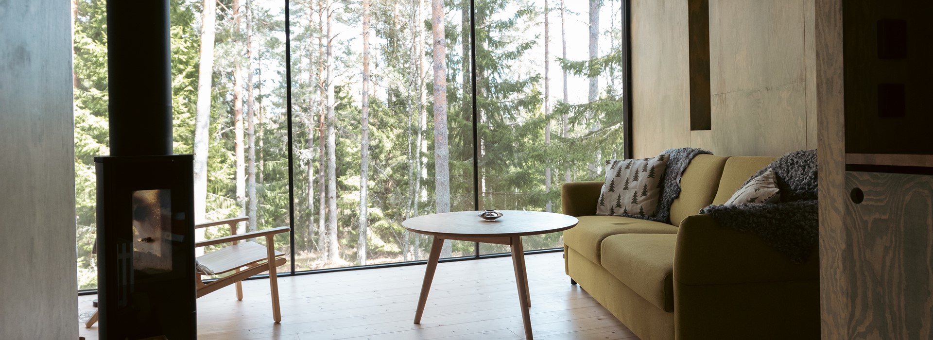 Alla möbler är unika för varje svit och är handbyggda av elever på Nässjö Träcentrum.